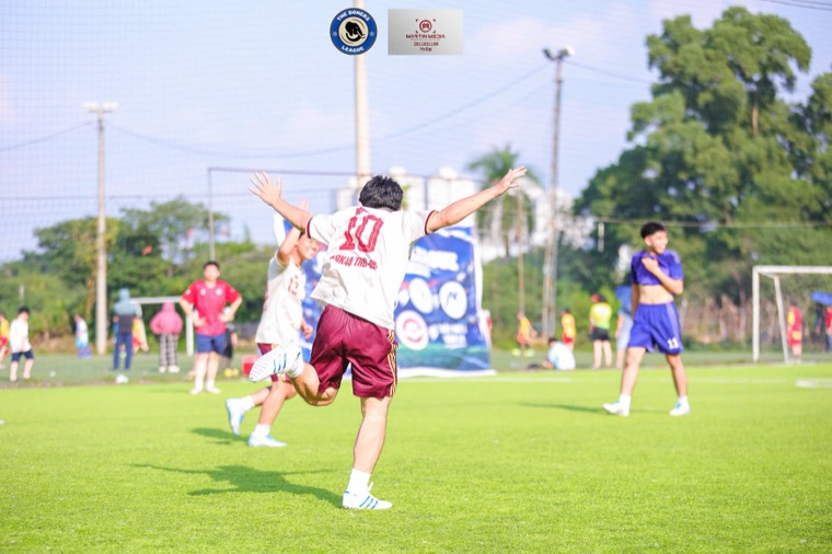 Cầu thủ số 10 dang hai tay ăn mừng bàn thắng