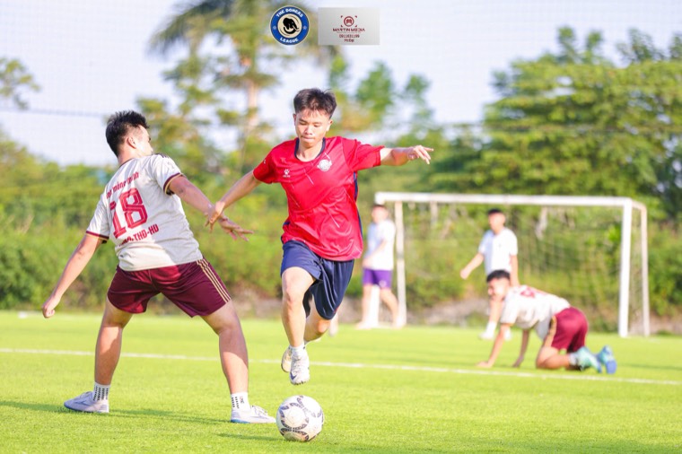Cầu thủ áo đỏ qua người trước hậu vệ số 18